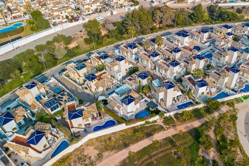 Foto b37beec8-d930-4d97-bd17-731ef5c9687c. Chalet with heating parking pool in La Zenia Orihuela