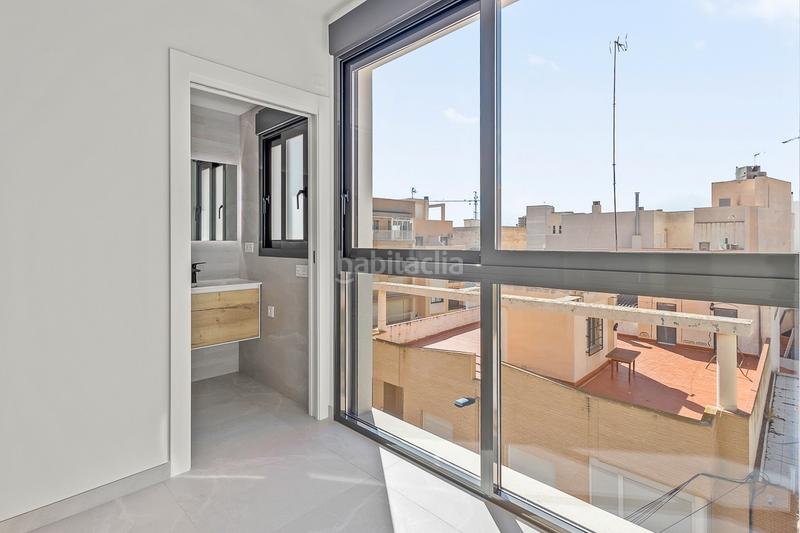 Foto 032d67fc-44ce-4780-976e-6d85184dfe1b. Apartamento sumãrjase en el lujo contemporãneo con este nuevo apartamento de 2 dormitorios y 2 baãos, nunca antes habitado y esperando a sus p en Torrevieja