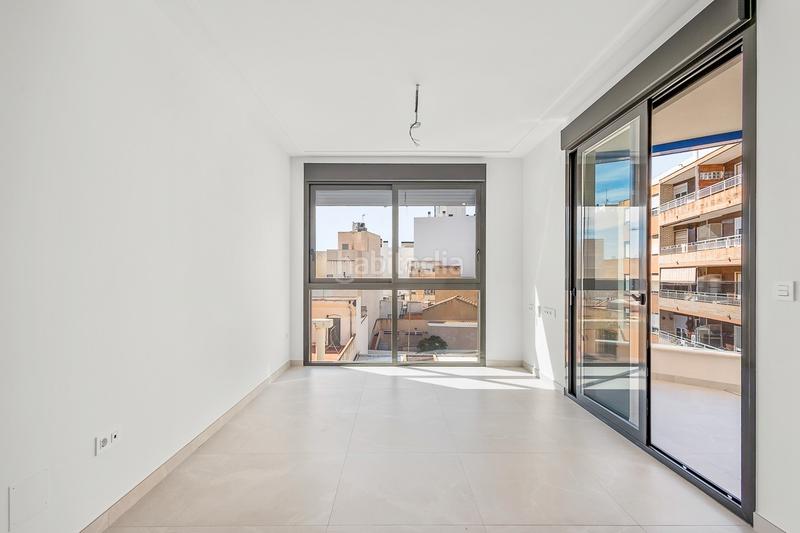 Foto 0a956962-282b-4967-bd30-23b1616ffd02. Apartamento sumãrjase en el lujo contemporãneo con este nuevo apartamento de 2 dormitorios y 2 baãos, nunca antes habitado y esperando a sus p en Torrevieja