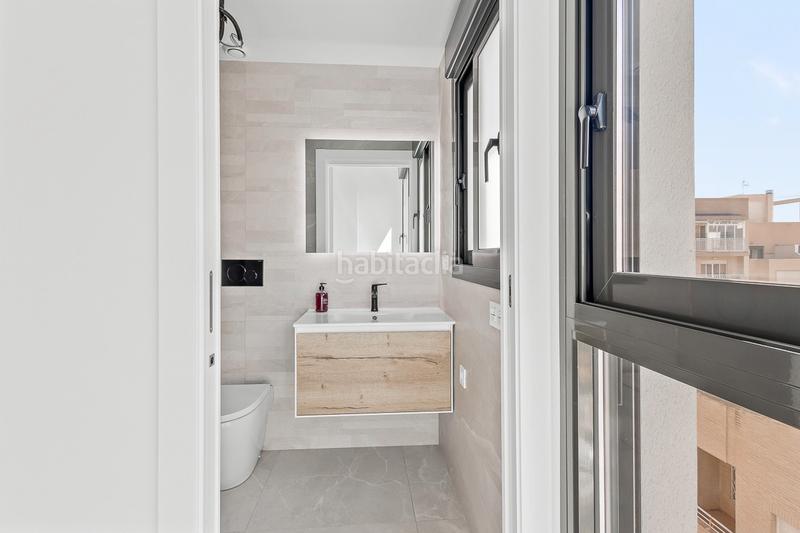 Foto 5b71ab4c-75e4-401d-ac09-2fac729fab65. Apartamento sumãrjase en el lujo contemporãneo con este nuevo apartamento de 2 dormitorios y 2 baãos, nunca antes habitado y esperando a sus p en Torrevieja