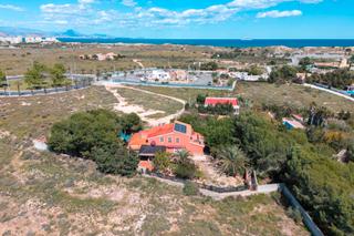 Casa a El Altet. Costa blanca eiendom presenta esta magnãfica villa independiente