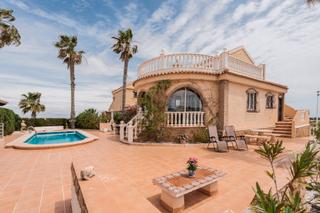 House in Monte y Mar. Costa blanca eiendom presenta esta espaciosa villa situada en un