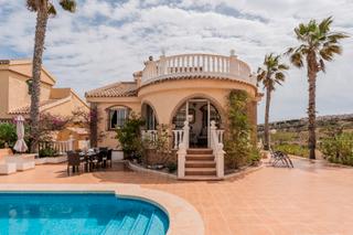 Casa a Monte y Mar. Costa blanca eiendom presenta esta espaciosa villa situada en un