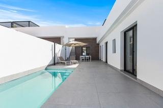 Casa in Roldán. Esta impresionante villa de nueva construcciãn 2024 combina arqu