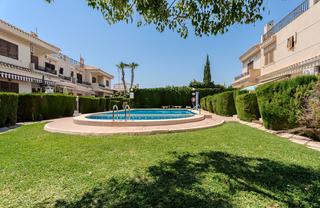 Casa en Playa Flamenca. Ubicada a tan solo 100 metros de la popular market street y a so
