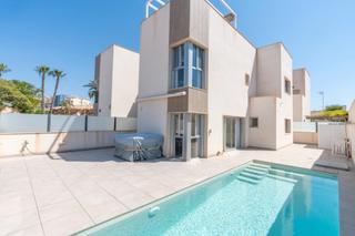 Casa a Santiago de La Ribera. Moderna villa de 3 dormitorios con piscina climatizada de agua s