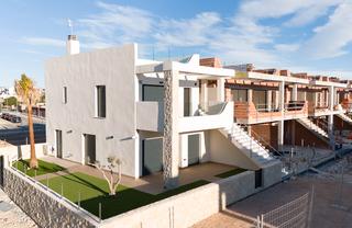 Ático en Pilar de la Horadada Ciudad. Costa blanca eiendom presenta un desarrollo residencial ãnico qu