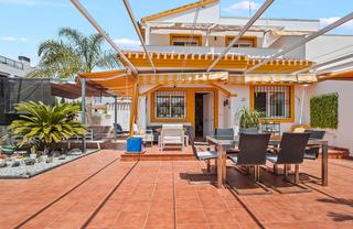 Chalet en Torre de la Horadada. Bienvenido a una vida mediterrnea sin esfuerzo en esta elegante