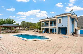 Chalet in Pla de la Vallonga. Costa blanca eiendom presenta esta espectacular villa situada en