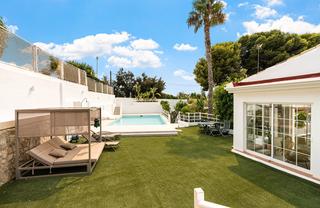 Chalet en Cabo de las Huertas. Costa blanca eiendom presenta este exclusivo chalet independient