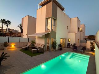 Casa a Santiago de La Ribera. Moderna villa de 3 dormitorios con piscina climatizada de agua s