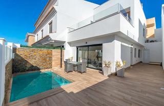 Xalet a San Pedro del Pinatar. Costa blanca eiendom presenta este exclusivo conjunto residencia