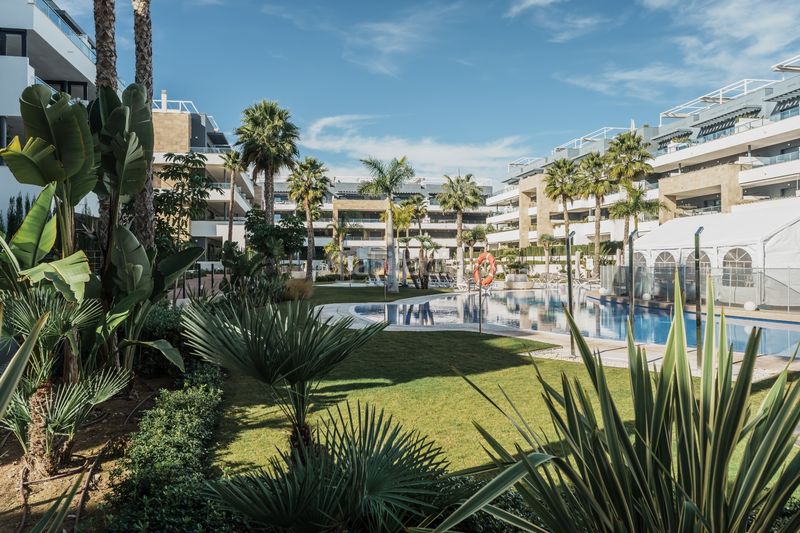 Foto 4c5e1834-d3c6-4fed-a3b0-3f29f0c8fa1b. Ático ãtico exclusivo con vistas al mar, gran terraza y servicios tipo resortbienvenido a un elegante y bien equipado apartamento ubicad en Orihuela
