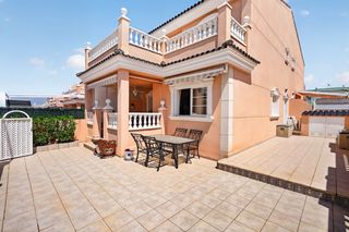 Casa adosada en Novamar - Mediterráneo. 3 dormitorios  3 baãos  jardãn en esquina  terraza  parking  ori