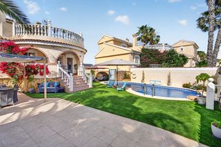 Chalet à Monte y Mar. Villa independiente con apartamento autãnomo, piscina y placas s