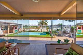 Xalet a Orihuela center. Espectacular casa de campo reformada con piscina salada y casita
