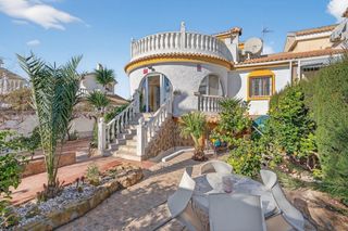 Xalet a Gran alacant. Casa independiente con piscina privada y vivienda independiente