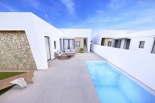 Chalet en Lo ferro. Villa de 3 dormitorios en venta en roldan, con piscina