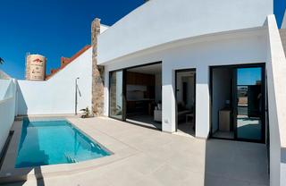 Chalet à Las Lomas de Rame-Bahía Bella. Costa blanca eiendom presenta este exclusivo proyecto de villas