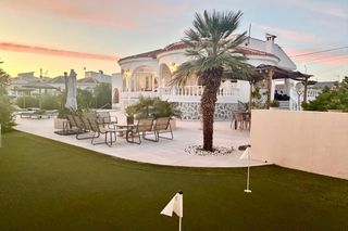 Chalet in San luis. Villa de 3 dormitorios y 3 baños con piscina y jardín en torrevi