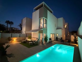 Xalet a Zona de la playa. Moderna villa de 3 dormitorios a solo 300m de la playa  con pisc