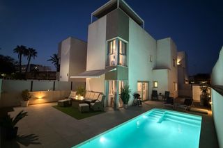 Chalet  Zona de la playa. Moderna villa de 3 dormitorios a solo 300m de la playa  con pisc