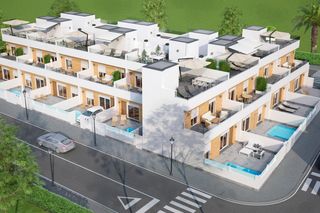 Reihenhaus in Sierra golf. Casa adosada de 3 dormitorios en venta en avileses, con piscina