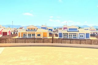 Chalet à Purias. Villa de 3 dormitorios en venta en lorca, con jardín