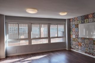 Local Comercial a Center. Entresuelo con alto potencial de cambio a vivienda junto al merc