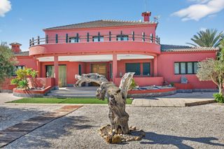 Chalet in Santa pola. Chalet independiente con amplio jardín y casa de invitados