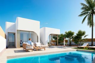 Chalet in Serena golf. Villa de 3 dormitorios en venta en los alcázares, con piscina