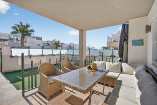 Pis  Aguas nuevas. Apartamento de 3 dormitorios y 2 baños con piscina y jardín en t