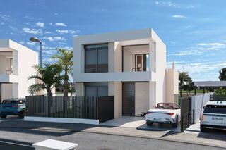 Chalet en Roda golf. Villa de 3 dormitorios en venta en san javier, con piscina