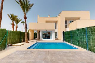 Chalet  Playa perla de levante. Villa de 3 dormitorios en venta en estrella de mar, con piscina