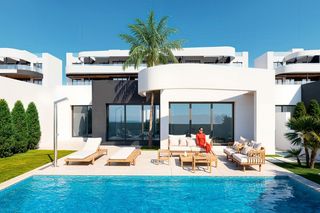 Xalet a Serena golf. Villa de 3 dormitorios en venta en los alcázares, con piscina