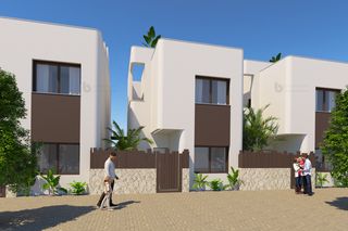 Chalet in Pilar de la horadada. Villa de 3 dormitorios y 3 baños con piscina y jardín, a 800 m d