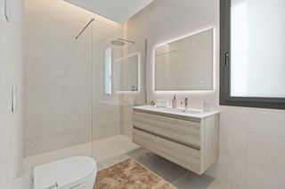 Xalet  Calle munich, 1. Villa de 4 dormitorios con jardín y garaje en benidorm