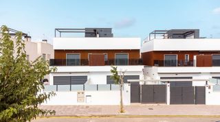 Casa adossada a Pilar de la horadada. Casa adosada de 3 dormitorios y 3 baños con piscina y terraza en