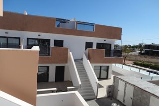 Casa a Pilar de la horadada. Bungalow de 3 dormitorios y 2 baños con piscina y jardín en pila