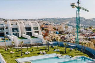 Casa a Rojales. Bungalow de 4 dormitorios y 3 baños con piscina y jardín en roja