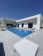 Xalet  Pinoso. Villa de 3 dormitorios y 2 baños con piscina y garaje en pinoso