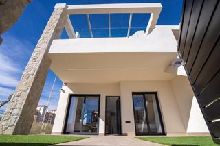 Casa a Pilar de la horadada. Bungalow de 2 dormitorios y 2 baños con piscina y jardín en pila
