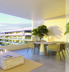Piso en Torrevieja. Apartamento de 2 dormitorios y 2 baños con piscina y garaje en t