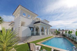 Chalet  Doña pepa. Villa de 3 dormitorios y 2 baños con piscina y jardín en ciudad