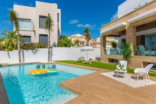 Chalet in Doña pepa. Villa de 4 dormitorios y 3 baños con piscina y jardín en ciudad
