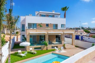 Chalet in Doña pepa. Villa de 4 dormitorios y 3 baños con piscina y jardín en ciudad