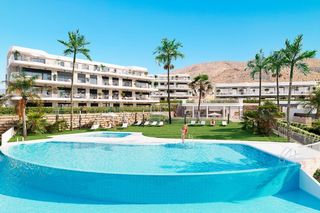 Ático en Golf bahía. Ático de 3 dormitorios y 2 baños con piscina y jardín en finestr