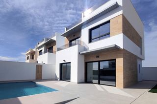 Xalet  Benijofar. Villa de 3 dormitorios y 3 baños con piscina y jardín en benijof