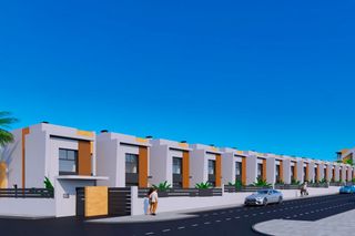 Casa adossada a Aguas nuevas. Casa adosada de 3 dormitorios y 3 baños con piscina y jardín en