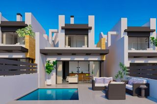 Xalet a Aguas nuevas. Villa de 3 dormitorios y 3 baños con piscina y jardín en torrevi